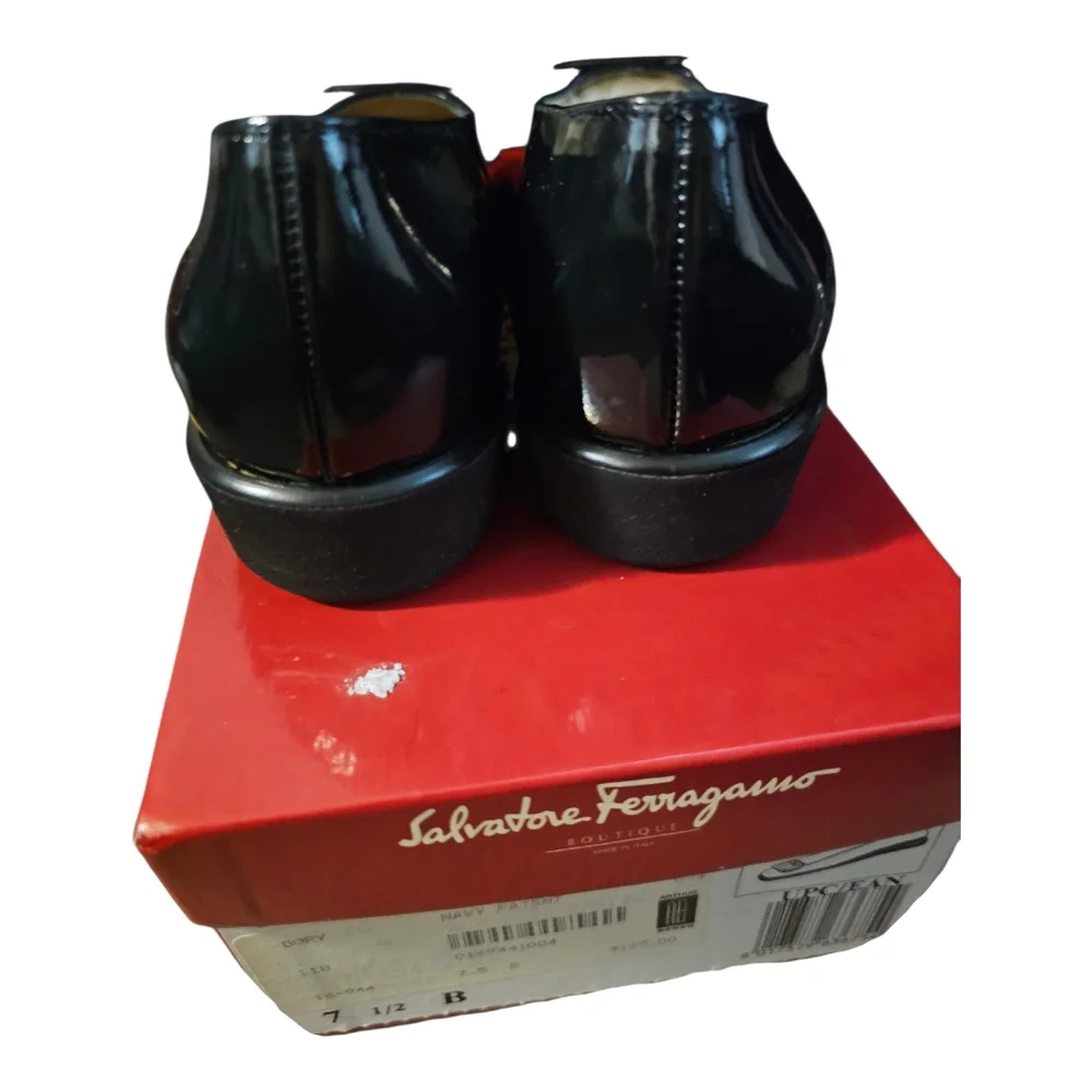 Ferragamo Gancini Vintage Black Patent Pumps Size 7.5B NIB
